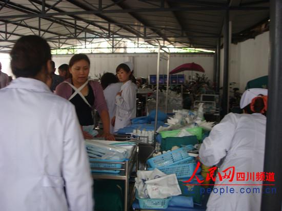 灾区<em>最美女护士</em>:+背着孩子抢救地震伤员--四