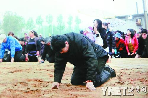 考生家长围堵老师图片