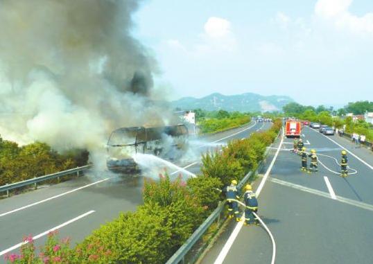 成南高速客车自燃爆炸 高清图片