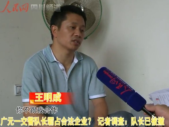哈士奇模仿婴儿爬行图片