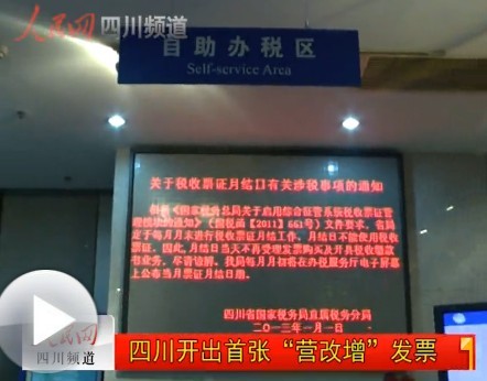 哈士奇模仿婴儿爬行图片