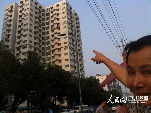 成都<em>实外女生跳楼</em>续:邻居回忆称曾是幸福一家