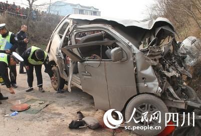 遂宁蓬溪县一面包车撞上大货车 已致5死4伤
