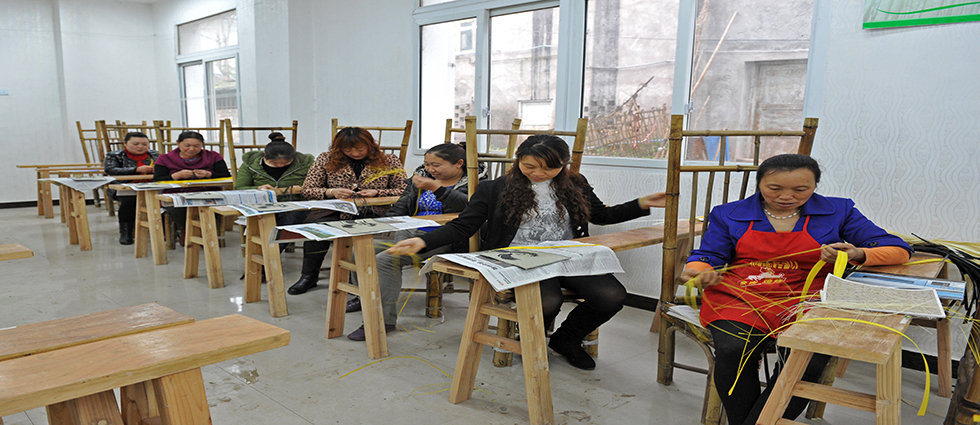 雅安市同记职业培训学校竹编培训班的妇女学员正在学习竹编技术。