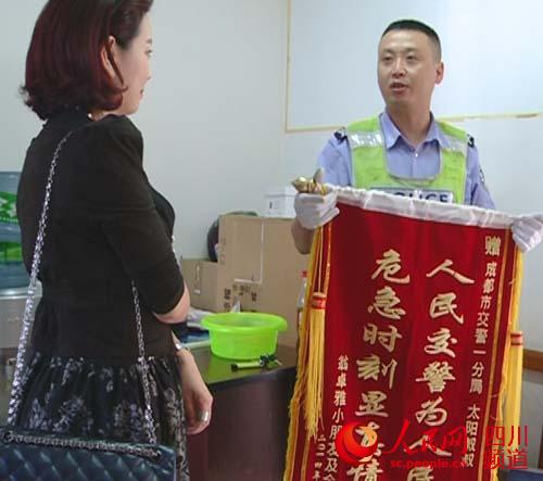 成都市交警一分局 一年护送急重病人上百起