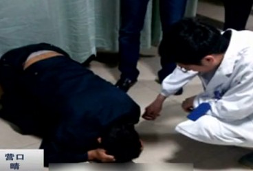 女孩抄作业被父打死