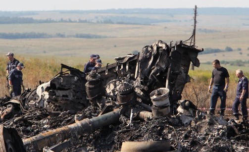 当地时间2014年7月21日，乌克兰Hrabove，乌克兰救援人员在马航MH17航班坠毁地点，再次找到21具遇难者遗体。图为7月20日，马航MH17航班坠毁地点。