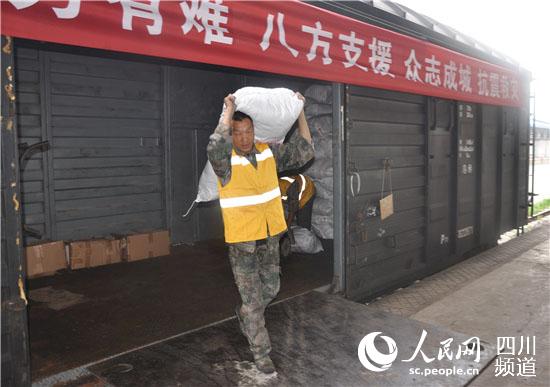 8月5日，成都铁路局装卸人员正在现场进行卸车作业。