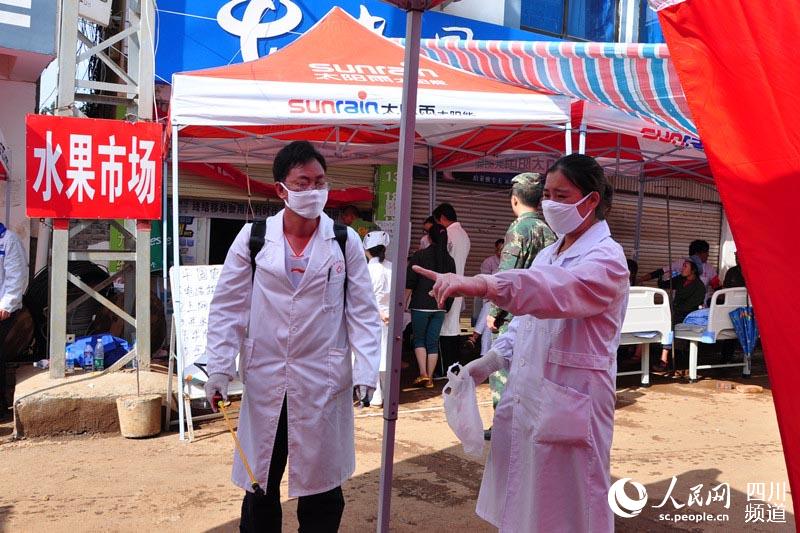包谷垴乡卫生院工作人员对临时救援点进行喷药消毒。