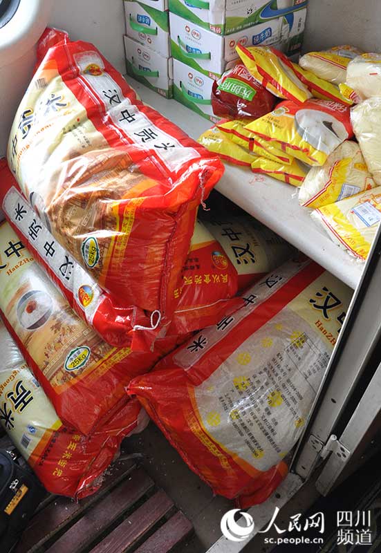 成都鐵路局首趟傷員“救005次”專列為轉運傷員准備了足夠的食品和餐料。