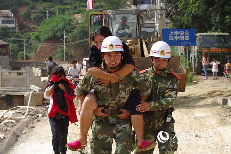 38岁妇女地震时被砸伤 战士背行15公里送医