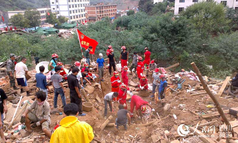共青团成都队队员在废墟中展开救援工作。