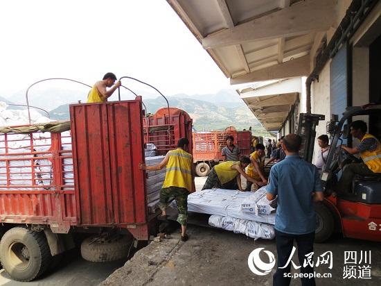 8月7日，成都鐵路局工作人員正在將帳篷通過汽車轉運至地震災區。