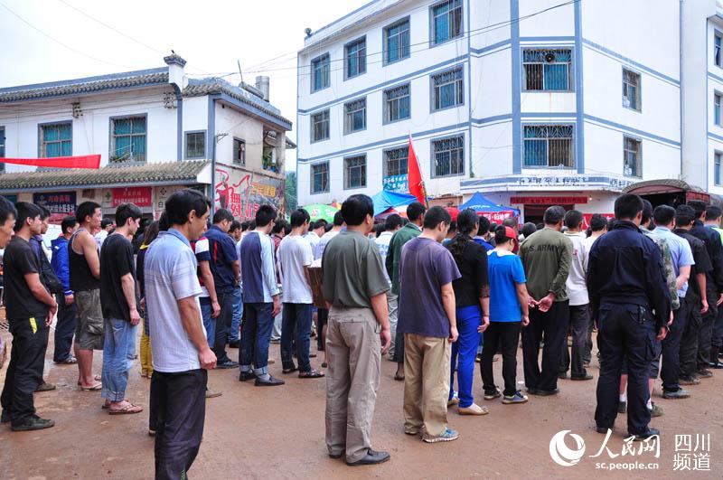 图为巧家县包谷垴乡军民为地震遇难者默哀.