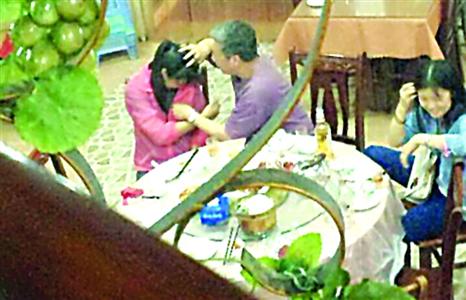 四川美术学院副教授强吻女学生