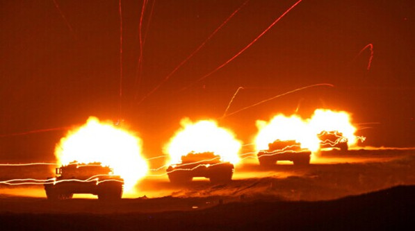 解放军装甲部队夜间训练