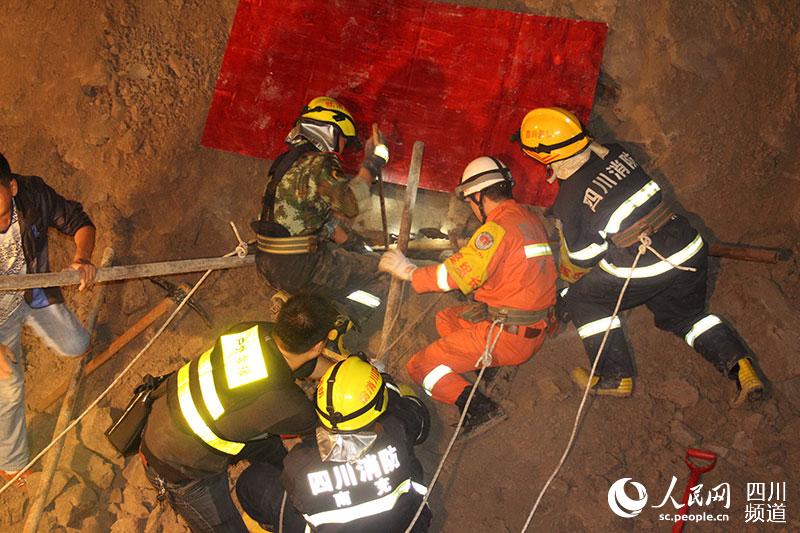四川南部县一建筑工地塌方 两民工被埋3小时后获救