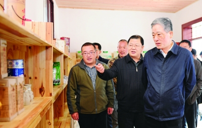 10月29日,州委书记刘作明在汶川县三江镇麻柳