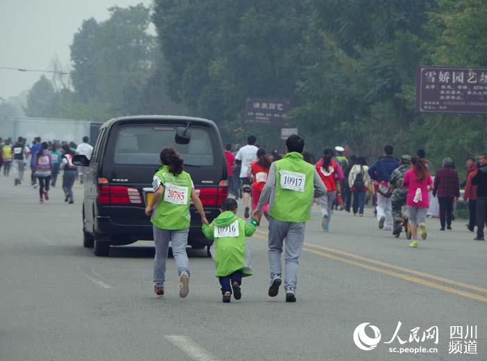 成都温江首届四分之一马拉松赛开赛