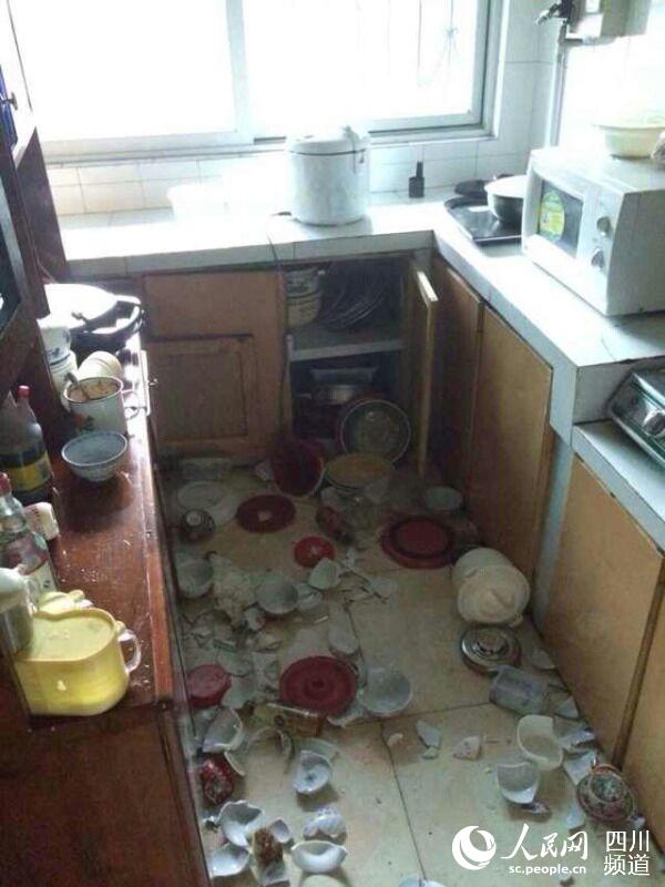 地震發生時，碗具落在地上被摔碎。