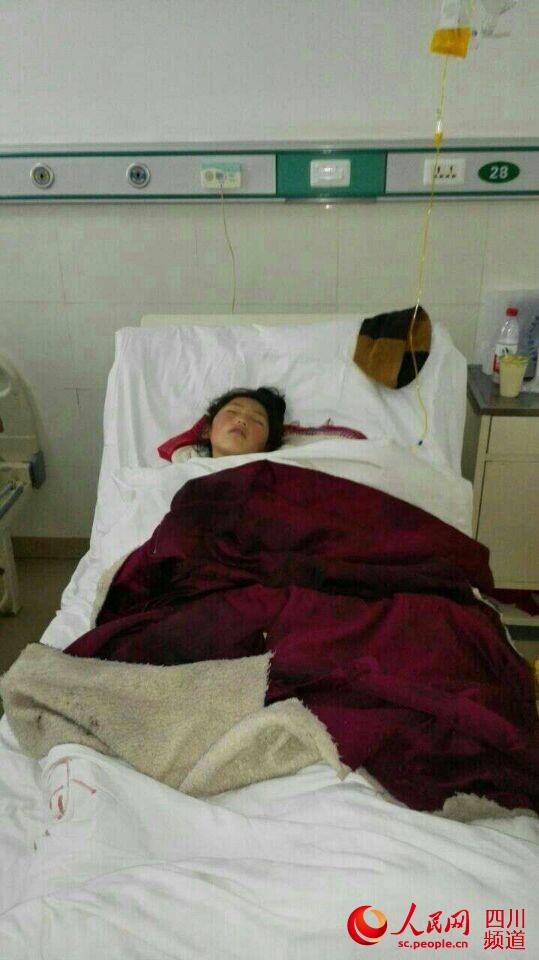 木雅祖慶學校五年級學生擁忠措姆小腿骨折，正在甘孜州醫院接受治療。（王明峰 攝）
