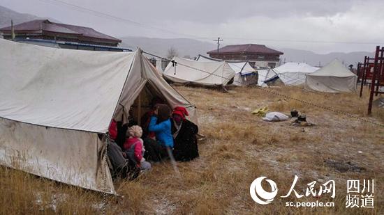 江巴村村民住在自己搭的簡易帳篷裡。災區下雪了，普通帳篷不防寒，需要保暖帳篷。（王明峰 攝）