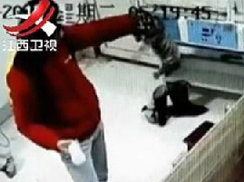 黄渤带妻儿约袁泉<em>母女</em>玩耍 秋千上搞怪乐翻萌