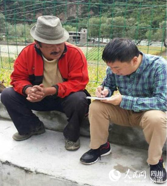 郭晓鸣在四川丹巴县做民生调查。