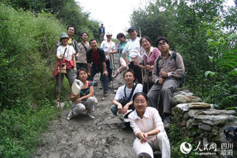 郭曉鳴和團隊走在泥濘山路上