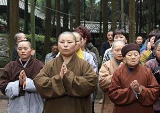 佛教四眾弟子朝拜“舍利”