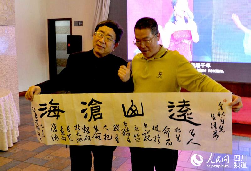 余秋雨(左一)接受本地书法家的作品赠送。(剑阁县委宣传部供图)
