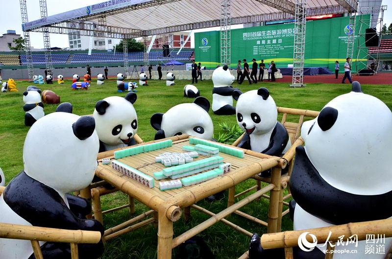 博览会展厅外,熊猫被请上麻将桌。(陈曦 摄)