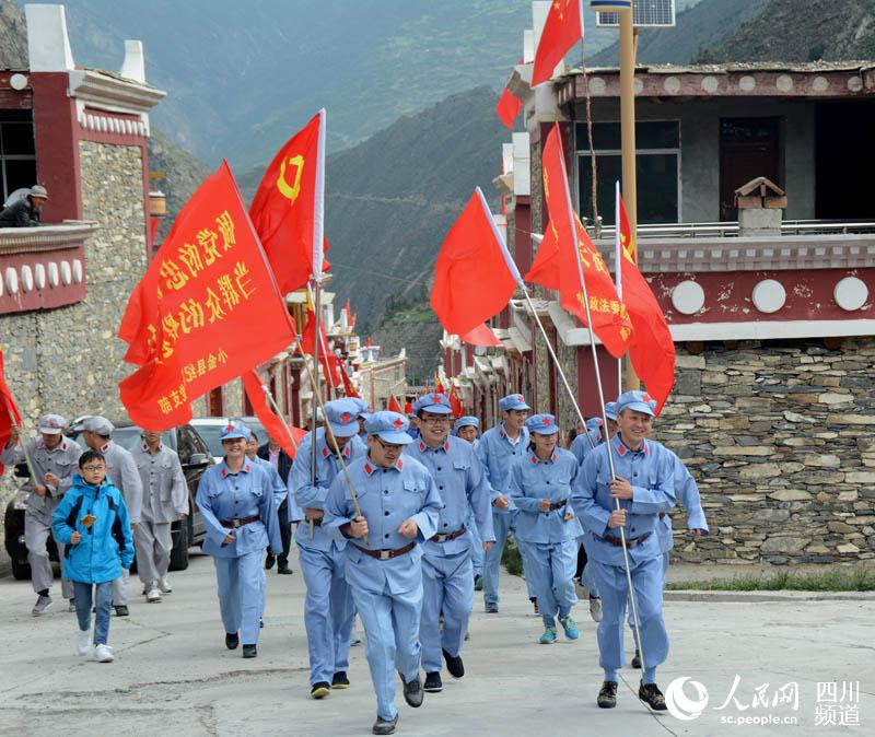 阿坝小金县举办徒步翻越夹金山活动 纪念红军