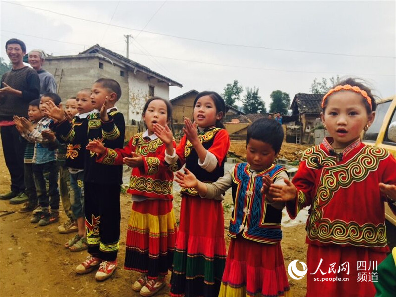 村里的孩子们穿上了在盛大节日时才穿的民族服装，热情迎接电力工人的到来