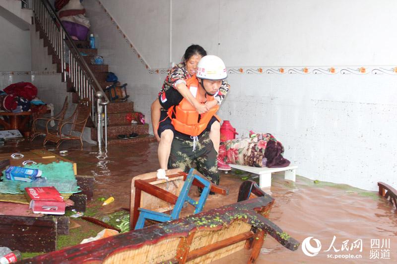 開江強降雨致30人被困