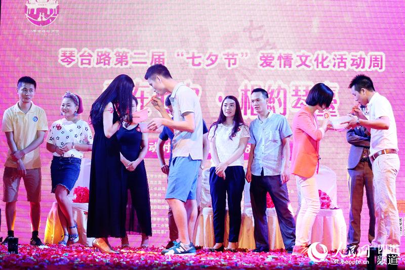 现场举行了情侣互动游戏.(张国祥 摄)