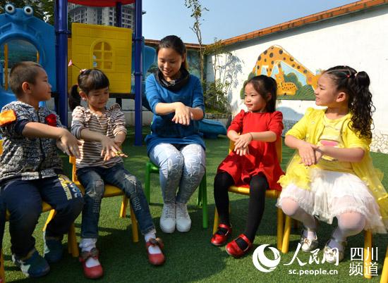 泸州市叙永县一幼儿园小朋友学习快乐洗手操