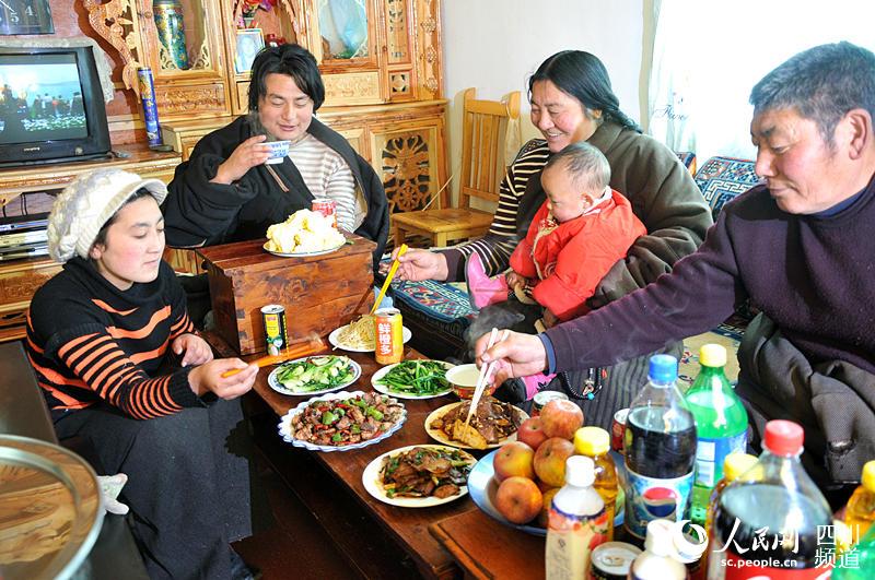 搞好畜牧和旅游 四川红原藏族同胞生活美起来