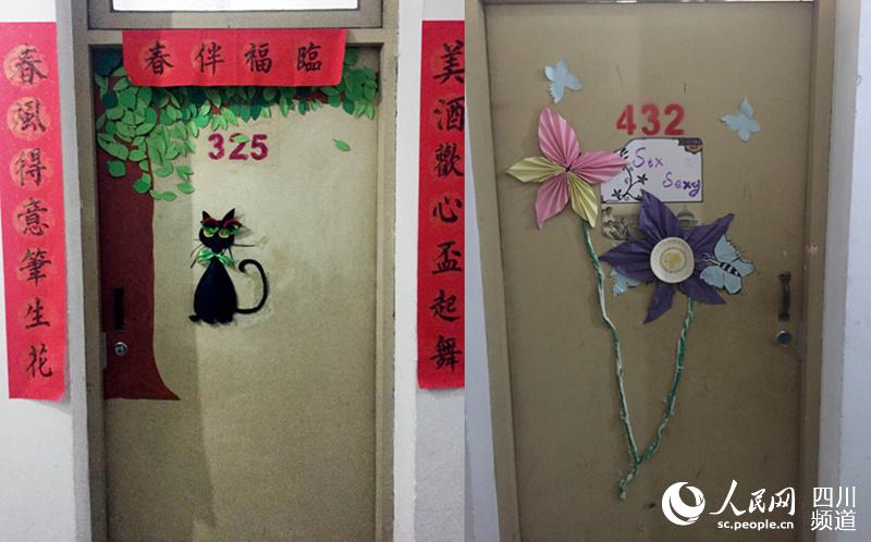 春节将至 高校女生寝室门换新装过新年