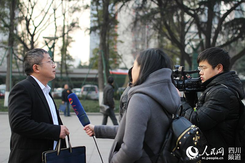 四川省第十二届人民代表大会第四次会议于今日开幕 代表进入会场前接受人民网记者采访