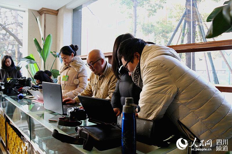 四川省第十二届人民代表大会第四次会议于今日开幕 图为会场外忙碌的记者