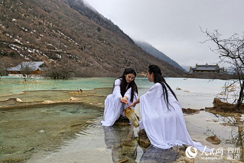 中国最美黄金旅游走廊 圣水采集在都江堰完成