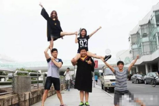 美女拍高难度毕业照