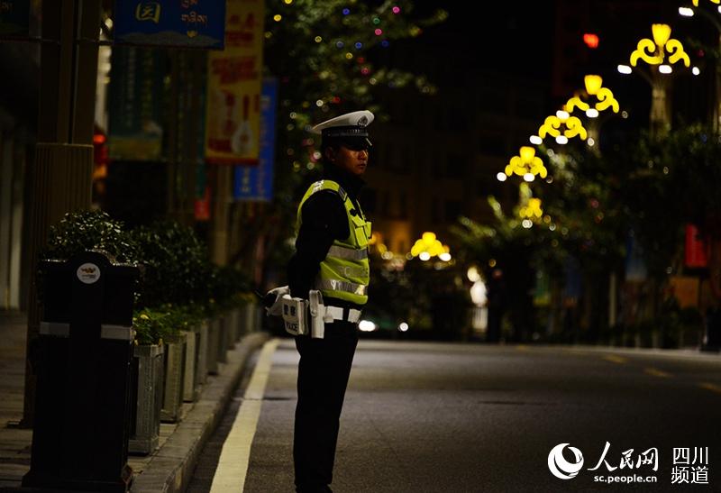 康巴艺术节火热进行 凌晨三点他们已上岗执勤