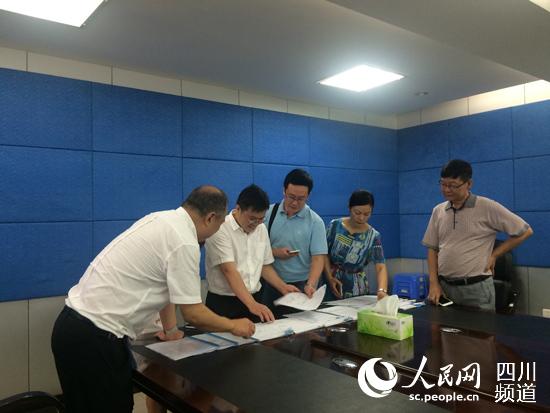 四川省信訪局工作人員陪同人民日報記者在樂山採訪