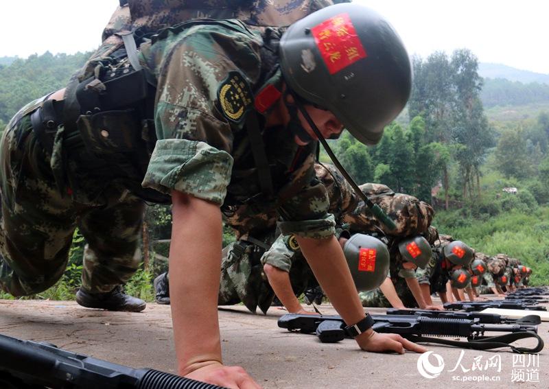 武警四川省总队凉山支队特战队员进行负重俯卧撑训练.(李结义 摄)