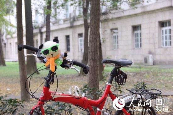 陈灿-出发，熊猫   作品自述：将熊猫固定在醒目的自行车上，用一种最简单直接的方法呼吁大家绿色出行。入选原因：作品主题明确，一目了然，坐在自行车头的环保熊猫让画面充满趣味性。