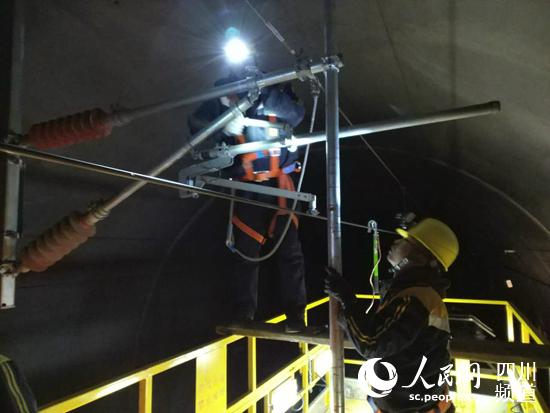 兰州供电段保障中川城际高铁的工人正在进行保养作业。（图片由兰州铁路局提供） 