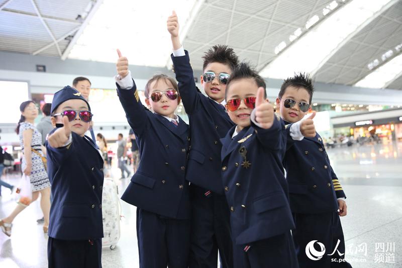 萌娃机长成都机场快闪引围观