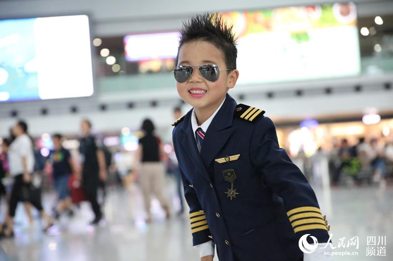 萌娃 机长 成都机场快闪引围观